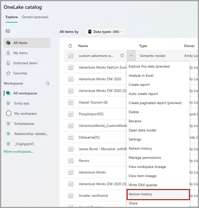 Captura de tela mostrando como selecionar o histórico de versões na lista de conteúdo do catálogo do OneLake.