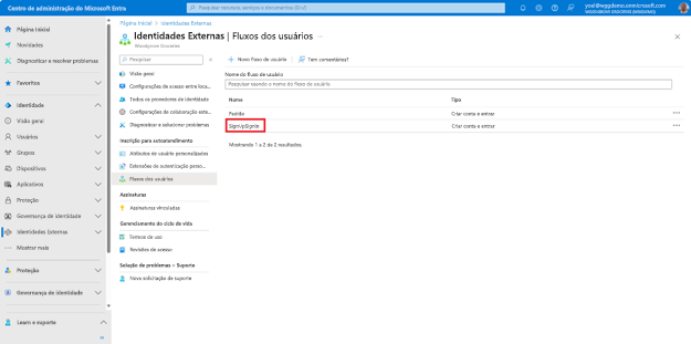 Captura de tela da folha Identidades Externas dos Fluxos dos usuários com um fluxo de usuário intitulado SignUpSignIn realçado na lista de grades.