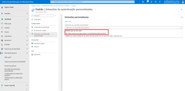 Captura de tela do painel Extensões personalizadas aberto à direita com Validar entrada do usuário de inscrição e seu URL destacado no menu suspenso para Selecionar uma extensão personalizada.