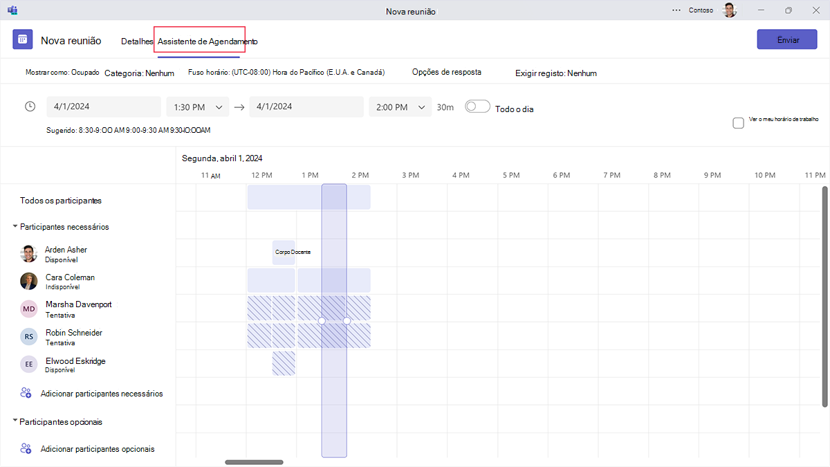 Captura de ecrã a mostrar como o Assistente de Agendamento do Microsoft Teams ajuda a encontrar uma hora do que funciona para todos os participantes da reunião.