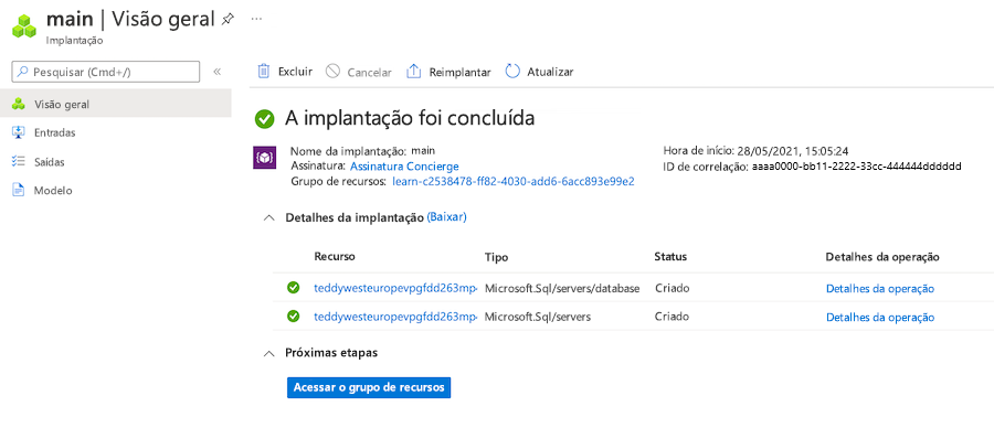 Captura de tela do painel de visão geral do grupo de recursos do portal do Azure para a implantação específica, com um servidor lógico e um recurso de banco de dados listados.