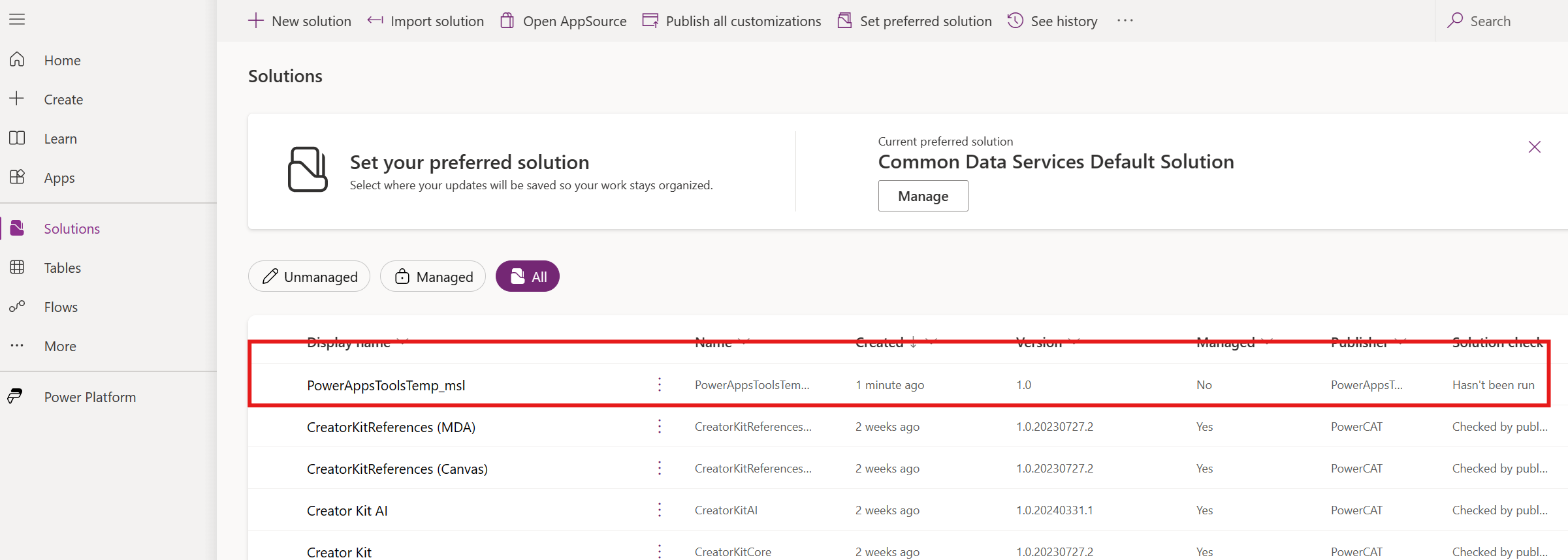 Captura de tela de uma lista de soluções de ambiente com um retângulo vermelho ao redor da solução Power Apps Tools.