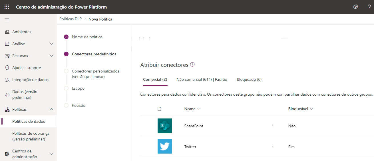 Captura de tela do Centro de administração do Microsoft Power Platform na página Políticas de dados da etapa Atribuir conectores, que mostra as opções Twitter e SharePoint.