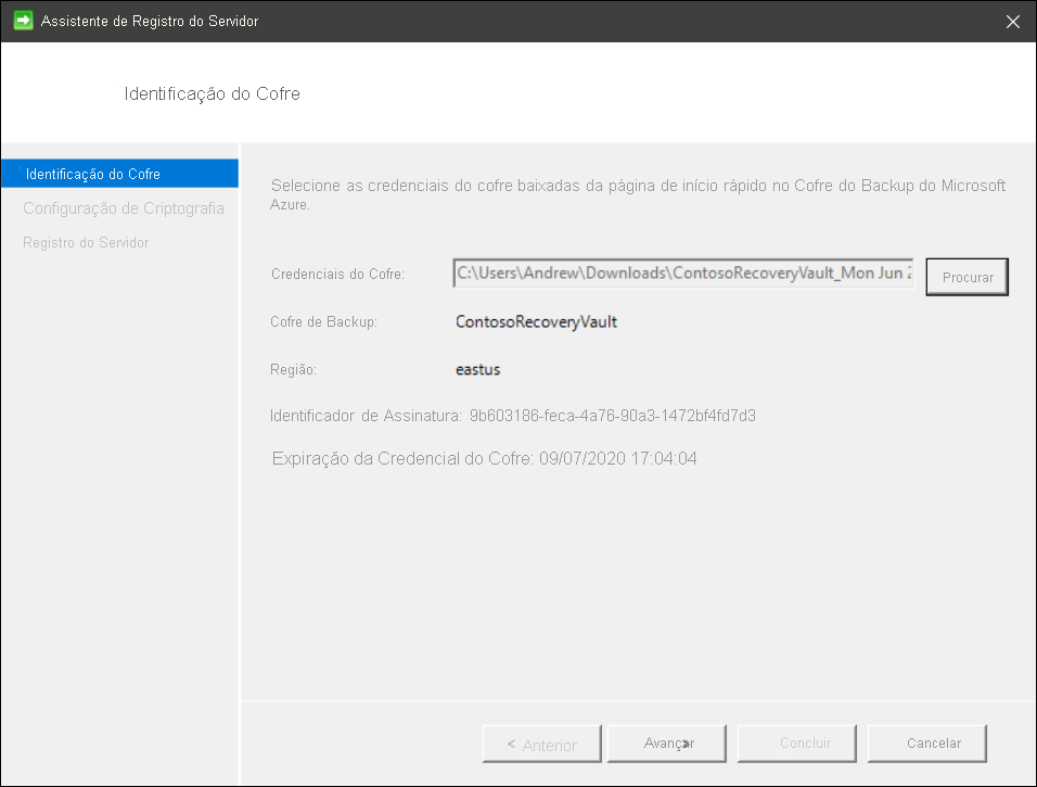 Uma captura de tela da página “Identificação do cofre” do Assistente de Registro de Servidor. As credenciais do cofre foram preenchidas.