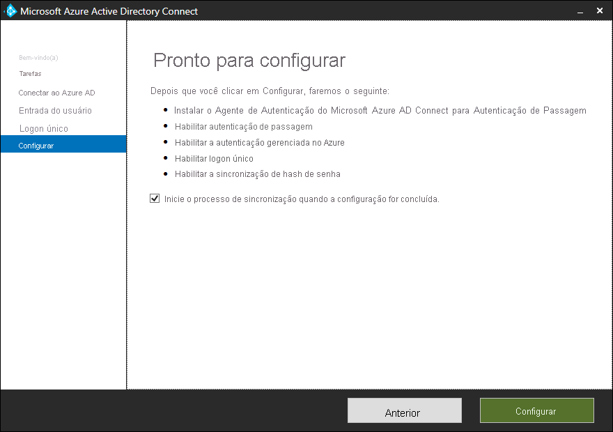 Uma captura de tela do Assistente de Configuração do Microsoft Entra Connect, página Configurar. O assistente está pronto para definir as seguintes configurações: instalar o agente de autenticação do Microsoft Entra Connect para autenticação de passagem, habilitar a autenticação de passagem, habilitar a autenticação gerenciada no Azure, habilitar o SSO e habilitar a sincronização de hash de senha. O administrador marcou a caixa de seleção Iniciar o processo de sincronização quando a configuração for concluída.