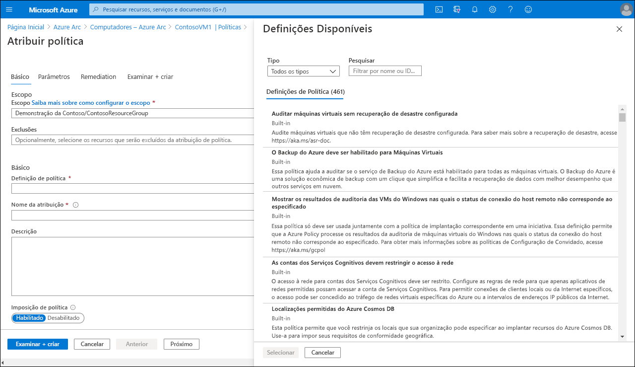 Uma captura de tela da página Atribuir política no portal do Azure. O administrador está selecionando dentre uma lista de políticas disponíveis.