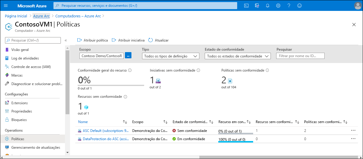 Uma captura de tela das políticas aplicadas em uma VM. Duas políticas são aplicadas. A VM (ContosoVM1) é compatível com uma delas, mas não com a outra.