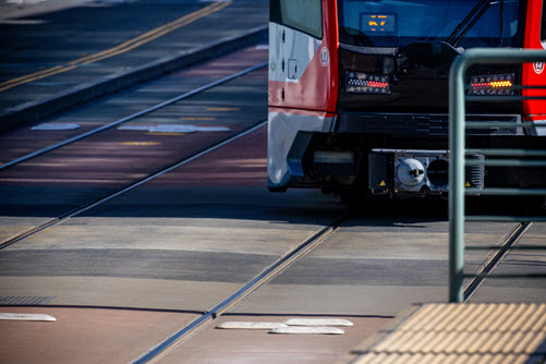 Foto mostrando um trem em uma via.