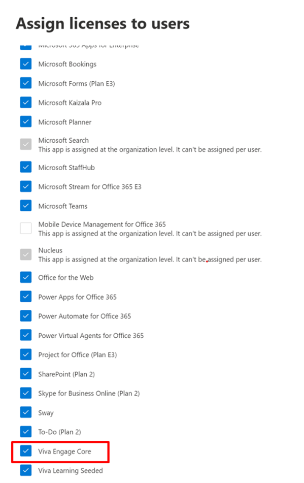 As capturas de ecrã mostram a secção atribuir licenças do Centro de administração do Microsoft 365 com a licença Viva Engage Enterprise disponível para atribuição.