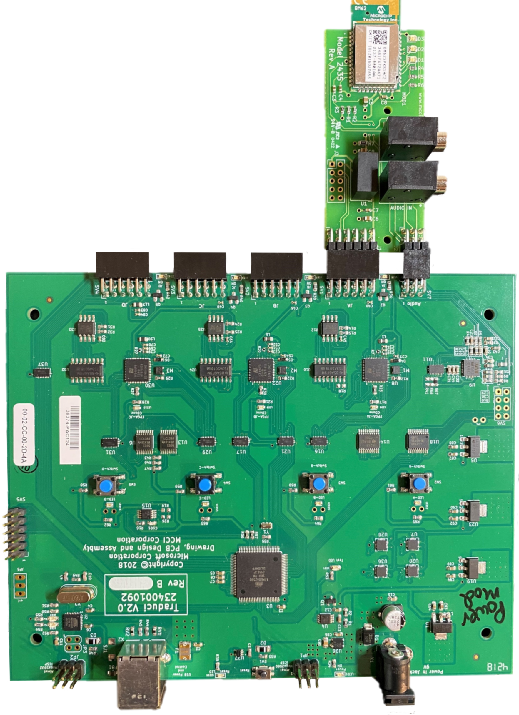 Foto do dispositivo de rádio Bluetooth BM62 conectado ao Traduci.