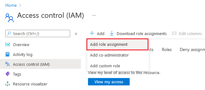 Captura de ecrã da página Controlo de acesso (IAM) com o menu Adicionar atribuição de função aberto.