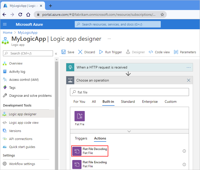 Captura de ecrã a mostrar o portal do Azure e o designer de fluxo de trabalho de Consumo com 