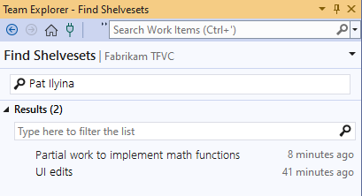 Captura de ecrã da página Find Shelvesets no Team Explorer. A caixa de pesquisa contém o nome de um membro da equipe. Em Resultados, duas prateleiras são visíveis.
