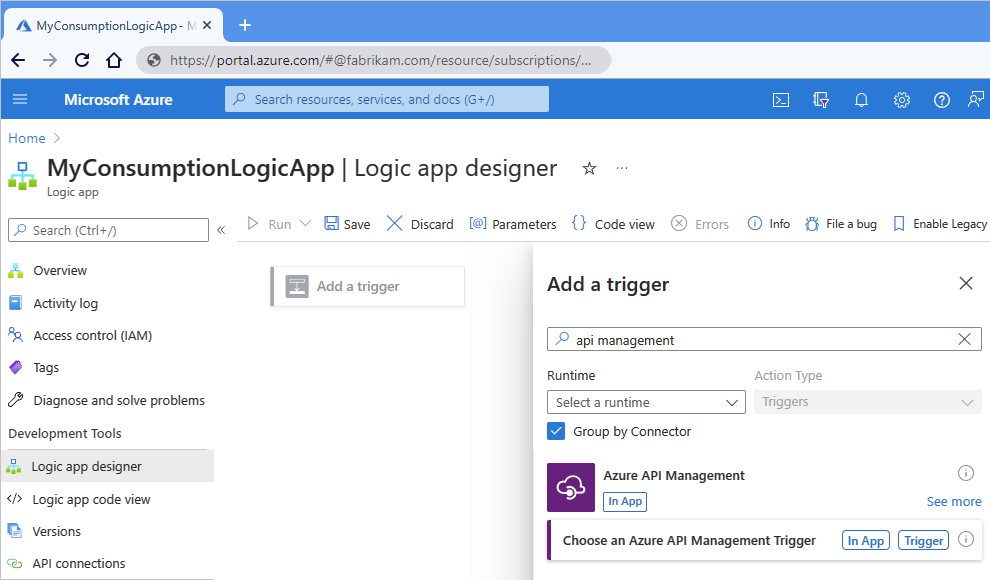 A captura de tela mostra o portal do Azure, o designer de fluxo de trabalho de Consumo e a localização de um gatilho de Gerenciamento de API.