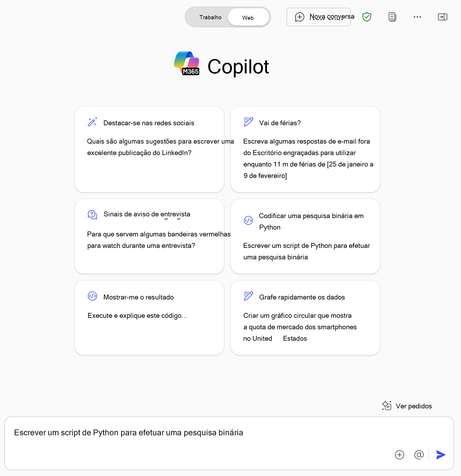 Captura de ecrã que mostra Microsoft 365 Copilot Chat e pedidos de exemplo que obtêm informações da Internet com chat baseado na Web.