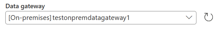 Captura de tela mostrando onde selecionar um gateway de dados local durante a criação de atalho do OneLake.