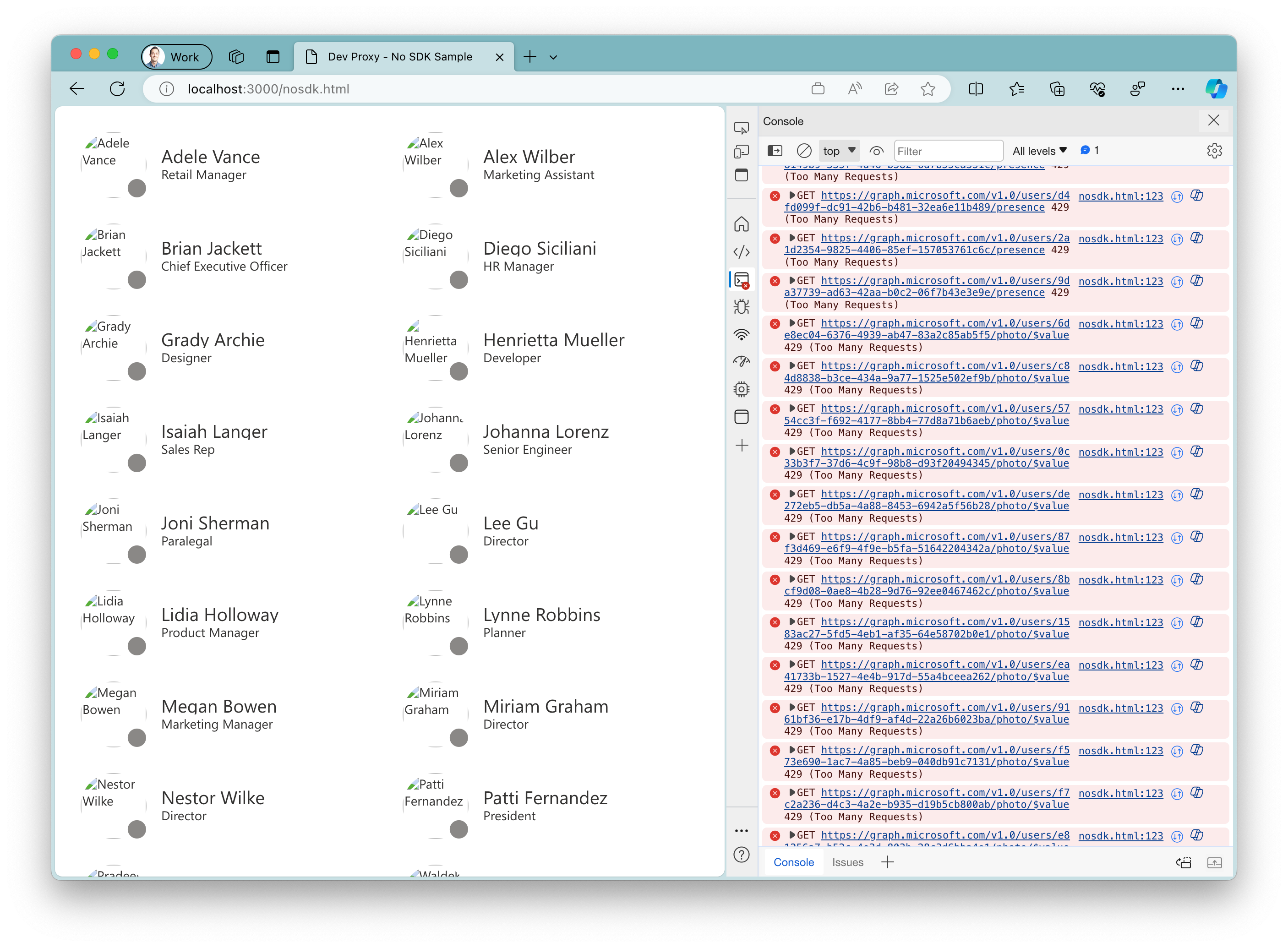 Captura de ecrã da aplicação de exemplo em execução no Microsoft Edge. Os avatares dos utilizadores não são apresentados na aplicação. As Ferramentas de Programador do Microsoft Edge estão abertas ao lado com erros apresentados no registo da consola.