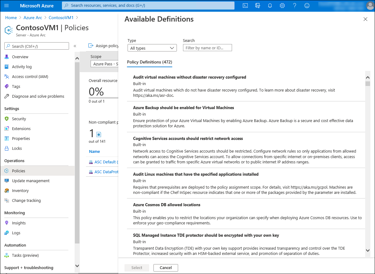 Captura de ecrã que mostra a página Atribuir política no portal do Azure. O administrador está selecionando a partir de uma lista de políticas disponíveis.