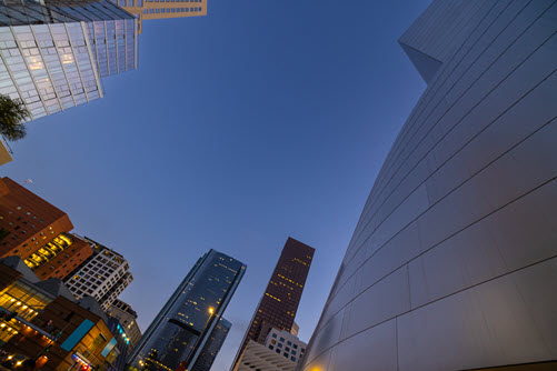 Fotografia mostrando edifícios em uma cidade.