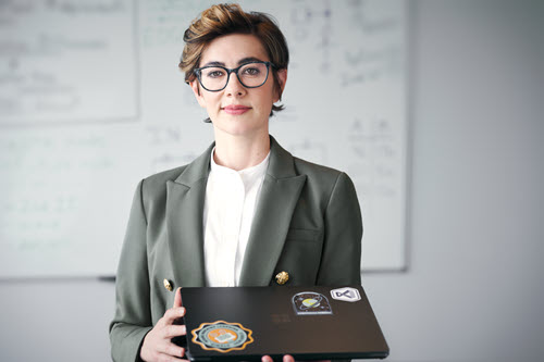 Fotografia que mostra uma mulher que é Chief Ethics Officer.