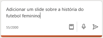 Captura de tela do Copilot na caixa de composição do PowerPoint com um prompt inserido.