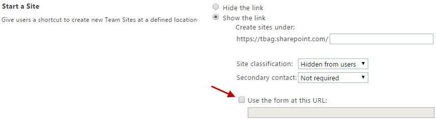 На этой странице стрелка указывает на поле проверка с заголовком Использовать форму по этому URL-адресу, который не установлен. Другой текст и элементы управления на этой странице: предоставьте пользователям ярлык для создания сайтов групп в определенном расположении. Переключатель Скрыть ссылку не выбран, переключатель Показать ссылку выбран. Поле классификации сайтов — Скрытое от пользователей. Дополнительное поле контакта не является обязательным.