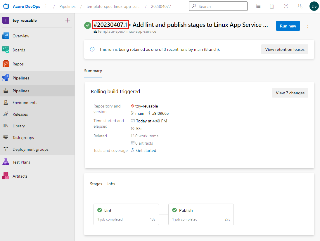 Снимок экрана Azure Pipelines, показывающий успешный запуск конвейера и выделение номера сборки.