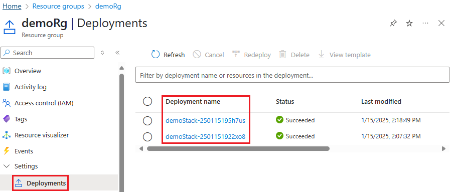 Skärmbild av att välja en specifik distribution från distributionshistoriken i Azure Portal.