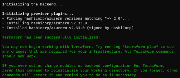 Skärmbild av att köra kommandot terraform init som visar nedladdning av azurerm-modulen och ett meddelande om att det lyckades.