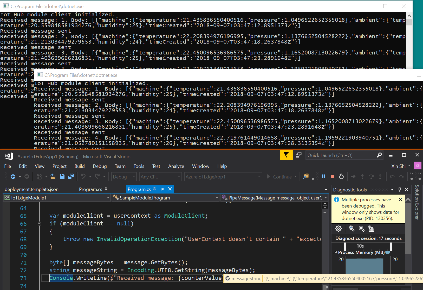 Skärmbild av Visual Studio med två utdatakonsoler.