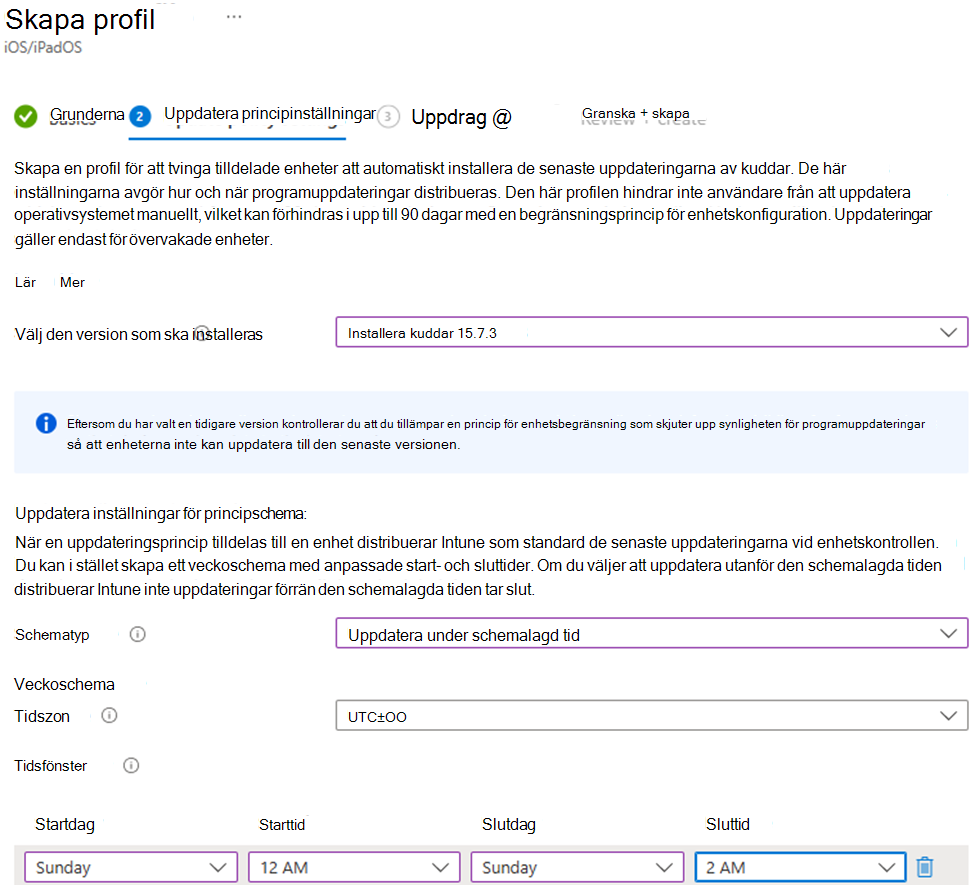 Skärmbild som visar den specifika version som ska installeras och installeras på söndagar för iOS/iPadOS-enheter i Microsoft Intune administrationscenter.