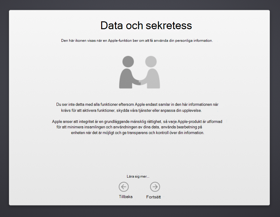 Skärmbild av skärmen för macOS-enhetsinstallationsassistentens data & sekretess, som visar en bild av två personer som skakar hand och beskriver Apples användning av personlig information. Visar även knappen Bakåt och Fortsätt.