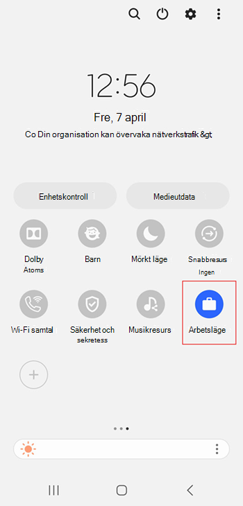 Skärmbild av ikonen för aktiverad arbetsprofil i Snabbinställningar för Samsung Galaxy S20.