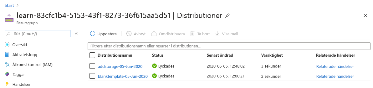 Skärmbild av Azure Portal-gränssnittet för distributionerna med de två distributionerna listade och lyckade statusar.