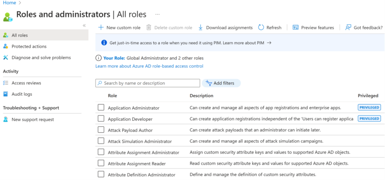 Skärmbild av Microsoft Entra-rollerna i fönstret Roller och administratörer i menyn Hantera Microsoft Entra-ID i Azure Portal.