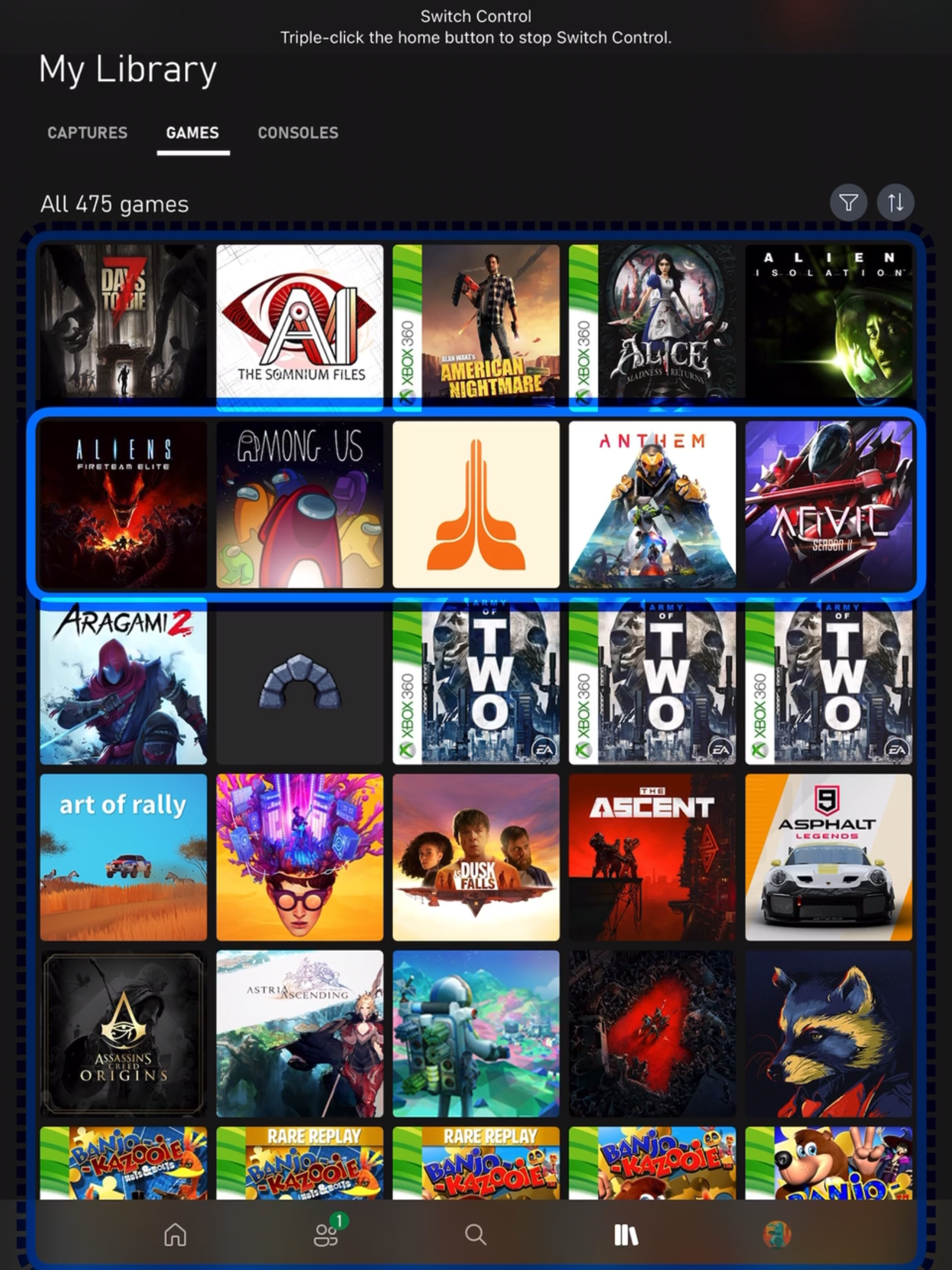 iPad 上 Xbox 应用的“我的库”页面的屏幕截图。整个库通过一个淡蓝色矩形突出显示，第二行游戏通过一个亮蓝色矩形突出显示。