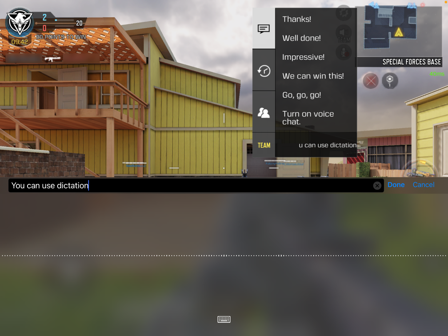 《使命召唤手游》的屏幕截图，其中玩家使用 iPad 的内置听写功能在联机比赛期间将“你可以使用听写”听写到游戏的团队聊天中。