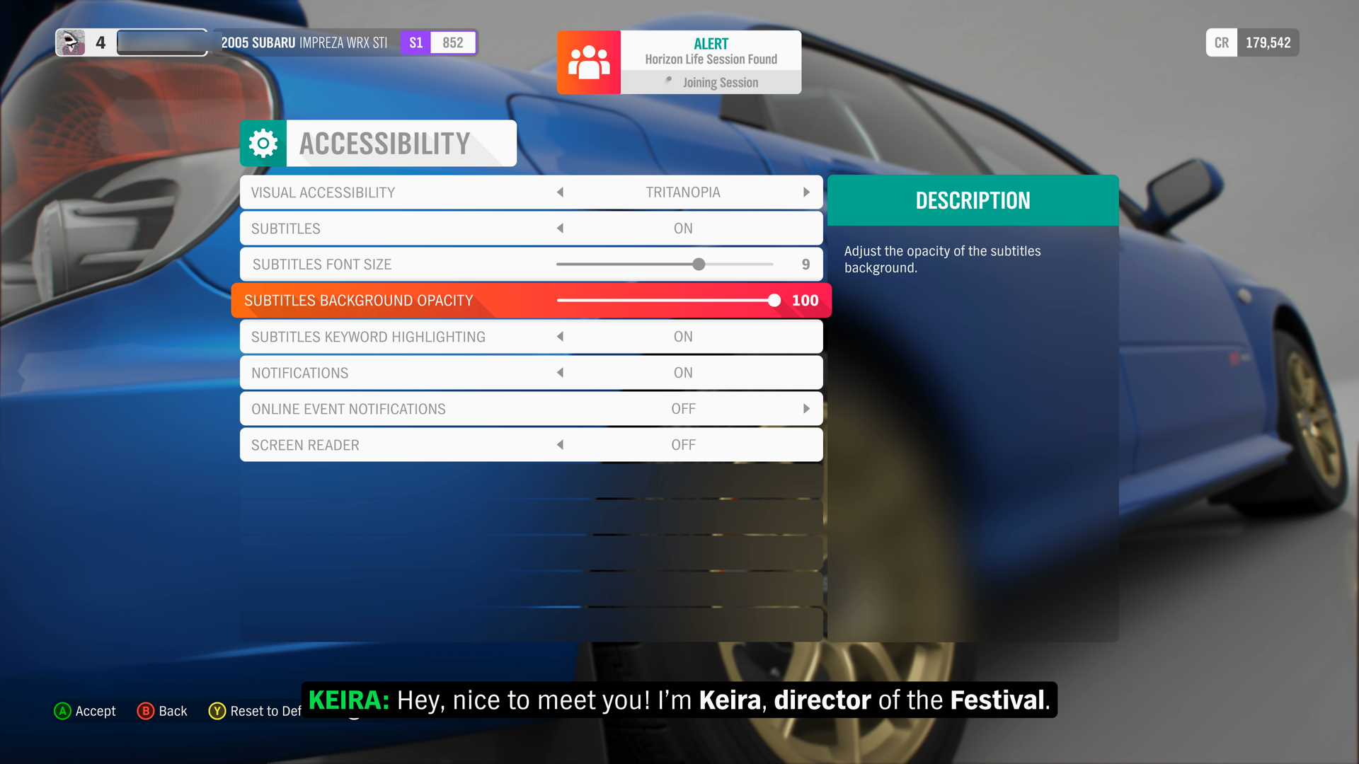 《Forza Horizon 4》辅助功能设置菜单的屏幕截图。突出显示了字幕背景不透明度滑块。该值为 100%。屏幕底部有字幕外观的预览。