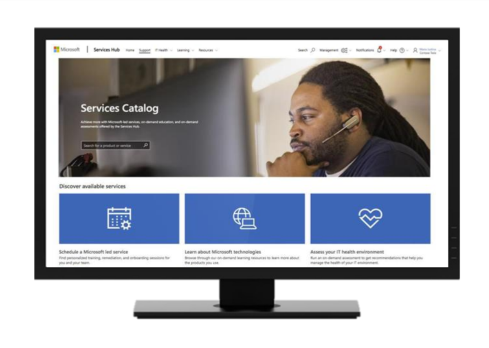 显示 Microsoft Services Hub 中“服务目录”屏幕的显示器。