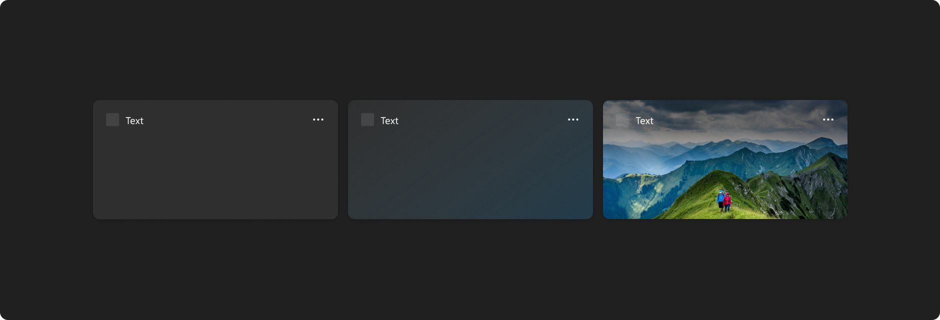 演示深色主题的三个示例小组件模板。第一个为空的小组件，且采用黑色背景。第二个为采用深色渐变背景的空的小组件。第三个则是采用图像背景的小组件。这三者均附带采用浅色字体的“text”一词，以用于演示与深色背景的对比情况。